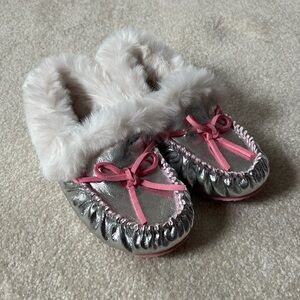 Girls Crewcuts Silver Mocassins
 size 2. 
Very good condition. Super clean.
